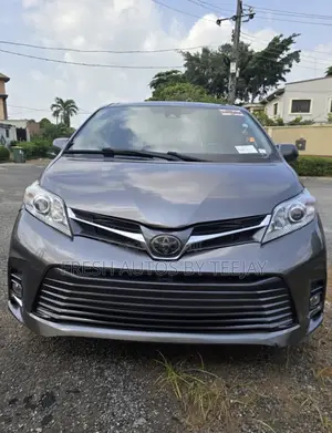 Toyota Sienna XLE Premium AWD (3.5L 6cyl 8A) 2018 Gray