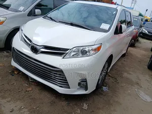 Toyota Sienna XLE 7-Passenger AWD 2021 White