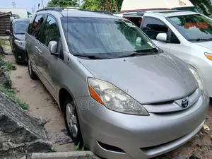 Toyota Sienna LE 8 Passenger 2010 Gold