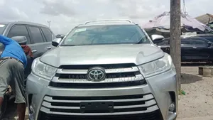 Toyota Highlander XLE 4x2 V6 (3.5L 6cyl 8A) 2018 Silver