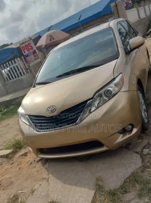 Toyota Sienna XLE AWD 7-Passenger 2013 Gold