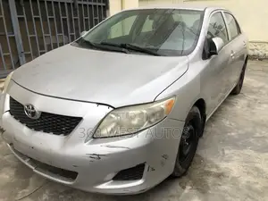Toyota Corolla Base 4dr Sedan (1.8L 4cyl 5M) 2010 Silver