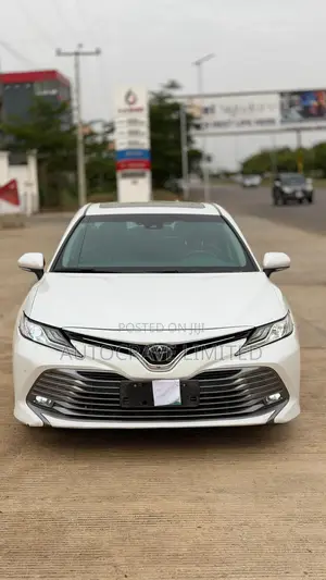 Toyota Camry XLE FWD 2020 White