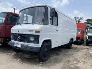 Mercedes-Benz T1/TN 1995 White