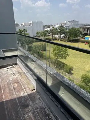 Exterior Glass Railings Installed With Block Accesories