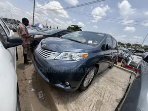 Toyota Sienna XLE Premium 8-Passenger 4dr Minivan (3.5L 6cyl 6A) 2015