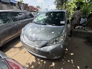 Toyota Sienna XLE 8-Passenger 4dr Minivan (3.5L 6cyl 6A) 2015 Silver