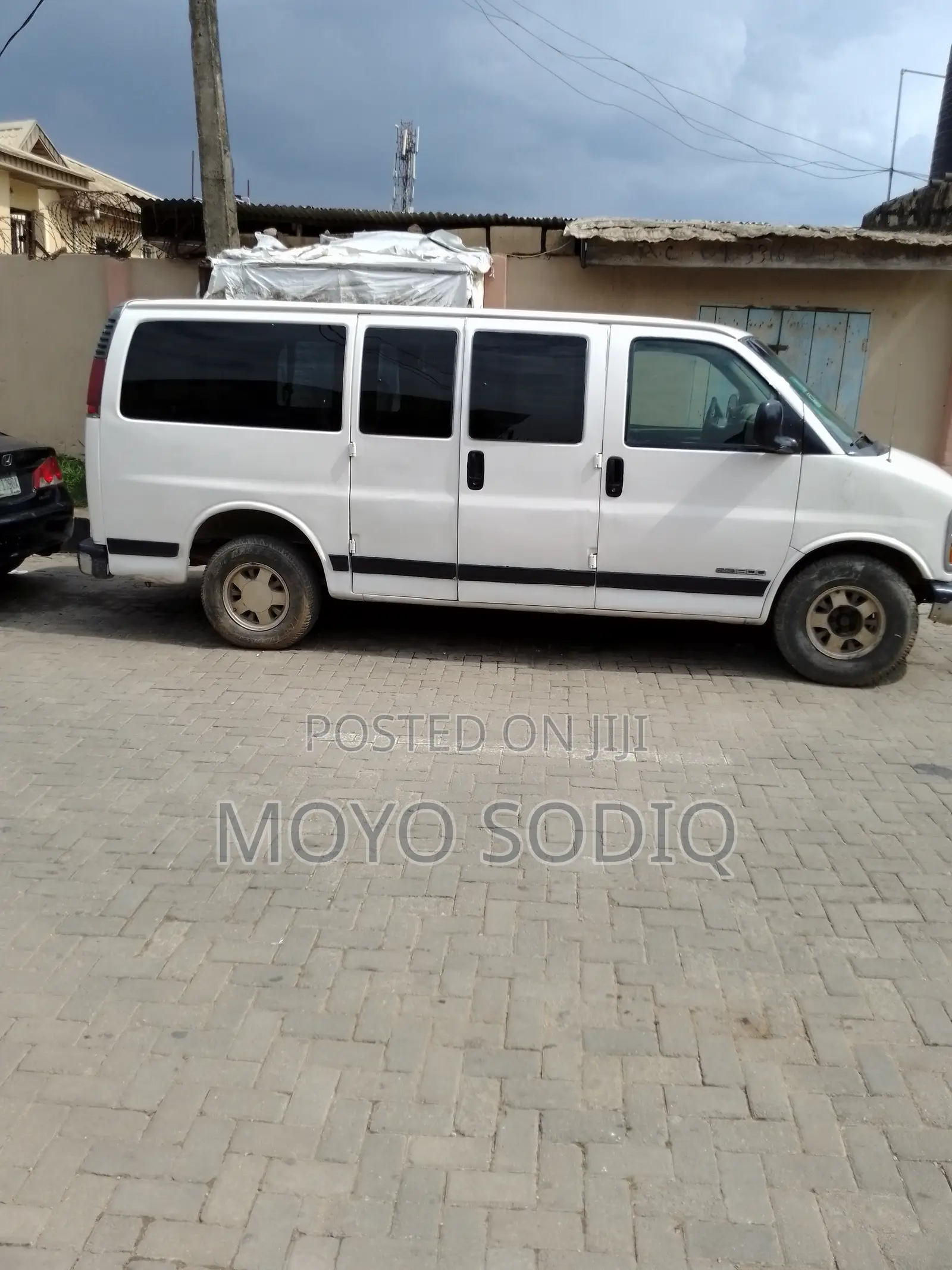 GMC Savana 2002 White