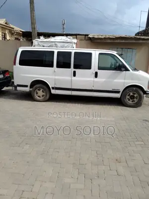 GMC Savana 2002 White