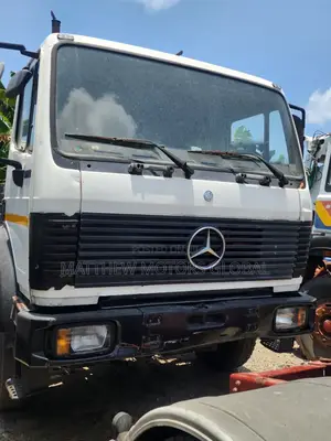 Super Clean Foreign Used Mercedes Benz Cap and Chassis Truck 10 Tires