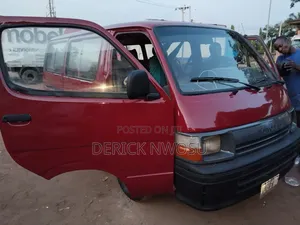 Toyota HiAce 2005 Red