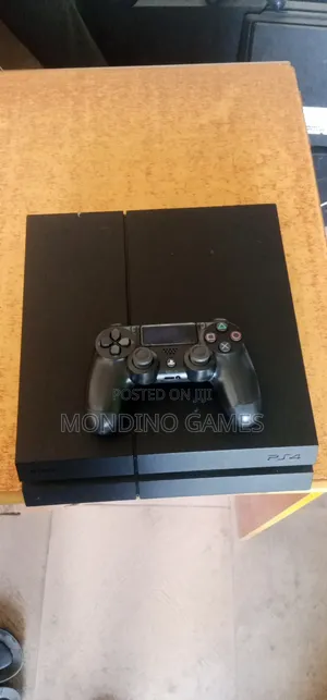 Sony Ps4 Fat With Two Pads and 8 Games Inside