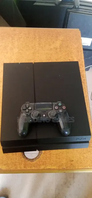 Ps4 With Two Pads and 10 Games Inside