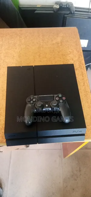 Fat Ps4 Game With Two Pads and 7 Games Inside