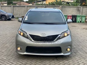 Toyota Sienna SE Premium 8-Passenger 4dr Minivan (3.5L 6cyl 6A) 2015