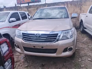 Toyota Hilux SR5 4x4 2014 Gold