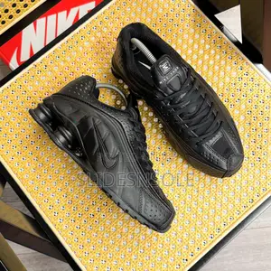 Nike Shox R4 “Triple Black