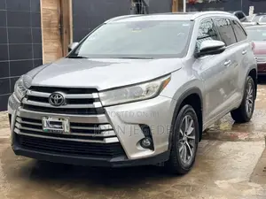 Toyota Highlander XLE 4x4 V6 (3.5L 6cyl 8A) 2017 Silver