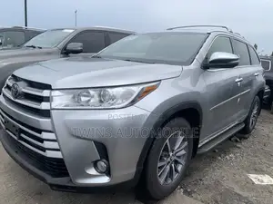 Toyota Highlander XLE 4x4 V6 (3.5L 6cyl 8A) 2018 Silver