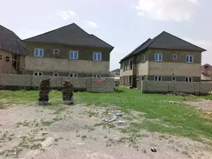 3bdrm Block of Flats in Goldmind Estate, FHA for sale