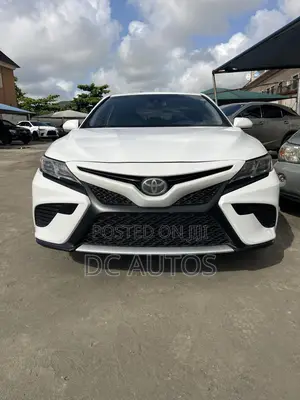 Toyota Camry SE FWD (2.5L 4cyl 8AM) 2018 White