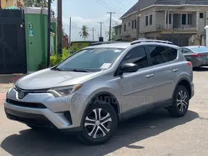 Toyota RAV4 LE FWD (2.5L 4cyl 6A) 2017 Silver
