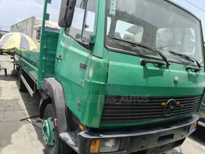 Green Colour Mercedes Benz Truck 1117