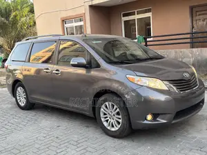 Toyota Sienna LE 7 Passenger Auto Access Seat (3.5L 6cyl 6A) 2016 Brown