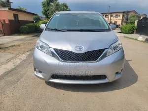 Toyota Sienna XLE Premium 7 Passenger (3.5L 6cyl 8A) 2017 Silver