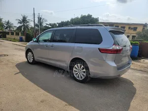 Toyota Sienna XLE Premium 7 Passenger (3.5L 6cyl 8A) 2017 Silver
