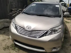 Toyota Sienna XLE 7-Passenger 4dr Minivan AWD (3.5L 6cyl 6A) 2015 Gold