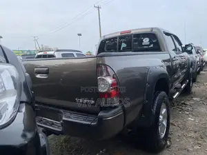 Toyota Tacoma Double Cab 4x4 4.0L V6 5-Speed Automatic 2013 Brown