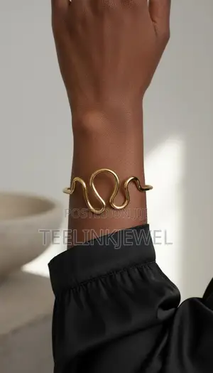 Elegant Gold Stainless Steel Bangle – Timeless Luxury