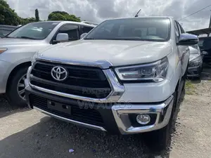Toyota Hilux 2023 White