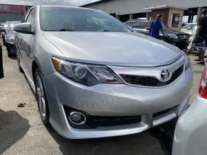 Toyota Camry SE V6 4dr Sedan (3.5L 6cyl 6A) 2013 Silver