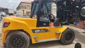 Un Series N100 Heavy-duty Diesel Forklift,