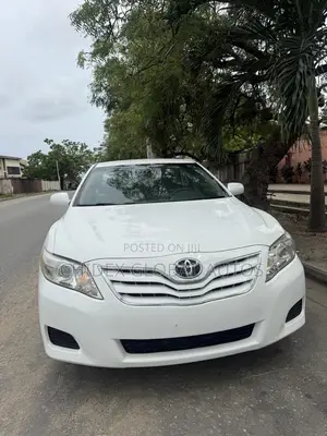 Toyota Camry LE 4dr Sedan (2.5L 4cyl 6A) 2011 White