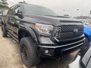 Toyota Tundra Platinum 5.7L V8 4x4 CrewMax 5.6 ft. box 145.7 in. WB