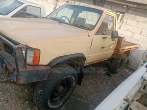 Toyota Hilux 1990 Yellow