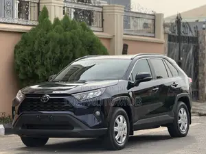 Toyota RAV4 XLE 2021 Blue