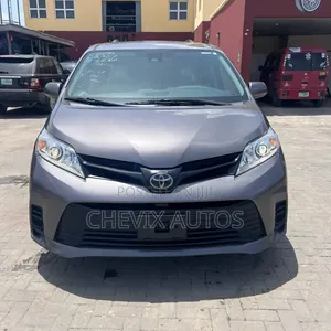 Toyota Sienna LE Mobility (3.5L 6cyl 8A) 2018 Gray