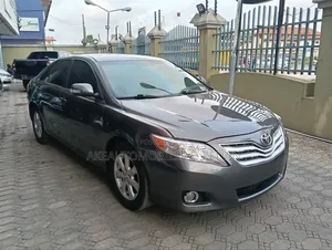 Toyota Camry Base 4dr Sedan (2.5L 4cyl 6M) 2011 Gray