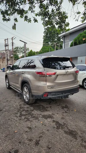 Toyota Highlander Limited 4dr SUV AWD (3.5L 6cyl 6A) 2015 Gold