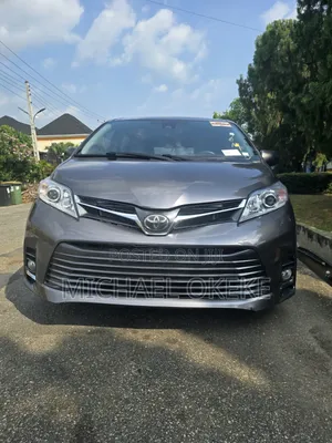 Toyota Sienna XLE (3.5L 6cyl 8A) 2018 Gray