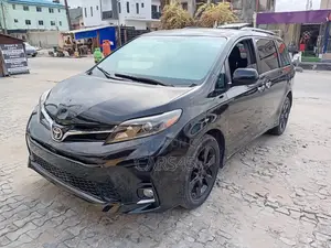 Toyota Sienna SE Premium 8-Passenger 4dr Minivan (3.5L 6cyl 6A) 2015