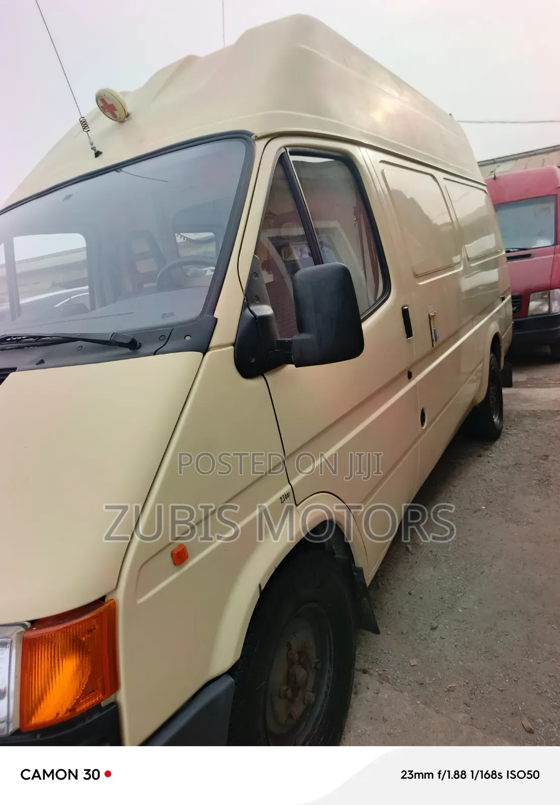 Ford Transit 2000 Yellow