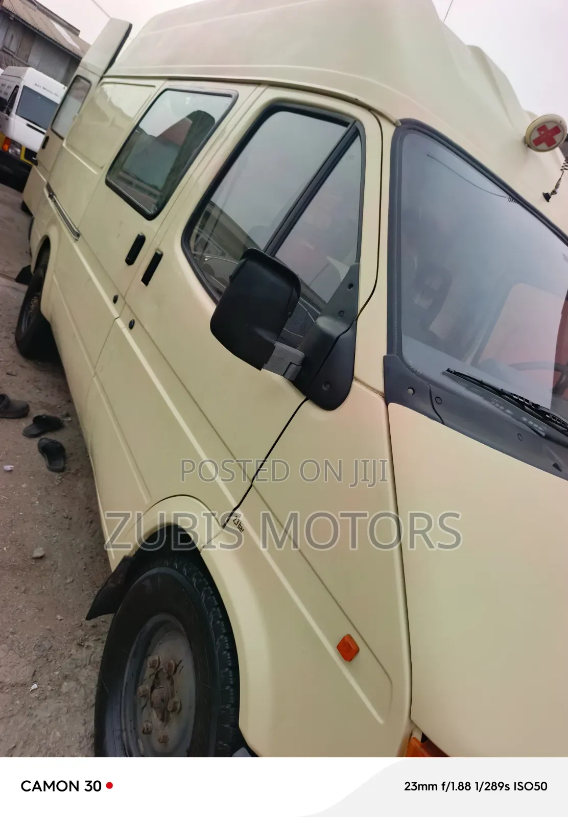 Ford Transit 2000 Yellow