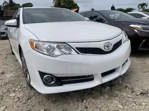 Toyota Camry SE V6 4dr Sedan (3.5L 6cyl 6A) 2013 White