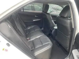 Toyota Camry SE V6 4dr Sedan (3.5L 6cyl 6A) 2013 White