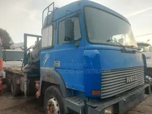 Tokunbo 7tons Self Loader Hiab Crane Iveco Eight Tyres Truck Superb